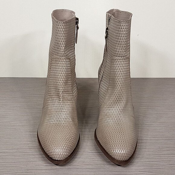 Hinge Daphne Bootie, Light Grey Leather, Womens Size 6.5 - Picture 2 of 9